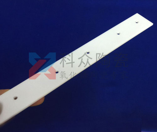 在獲得高純氧化鋁粉體后如何燒結制備胚體？